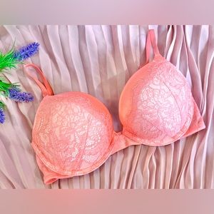 Victoria’s Secret bombshell bra size 32C. In new condition.